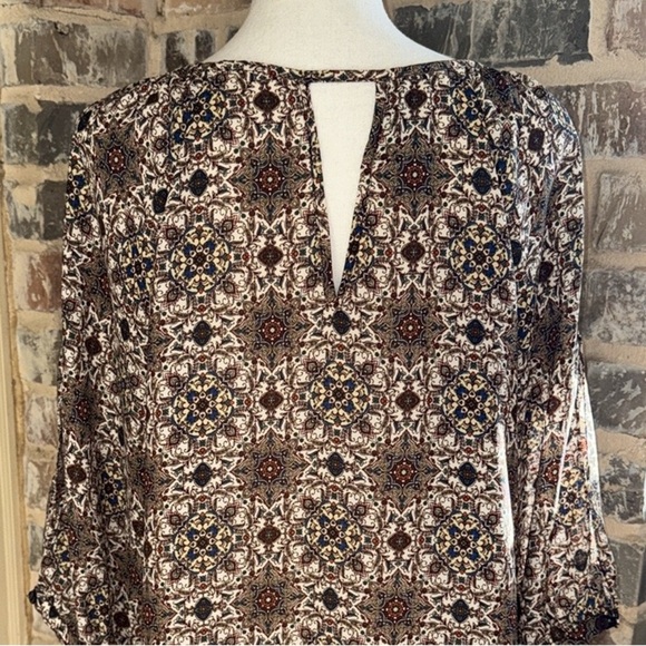 A. Byer Multi-hue Paisley Print Top Gold Keyhole Detail Open Sleeve Button Cuff - Picture 12 of 13